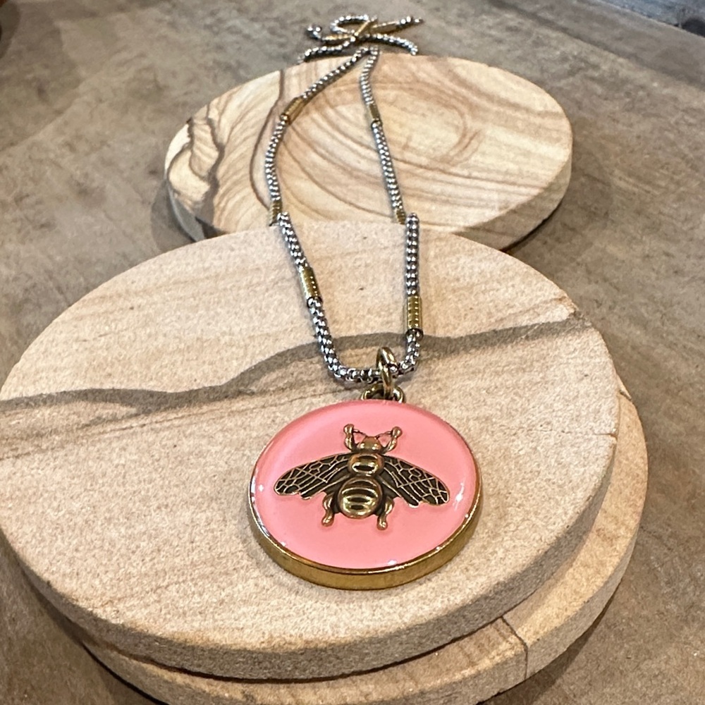 🐝GG Pink Enamel and Bronzed Pendant Necklace - Picture 7 of 7